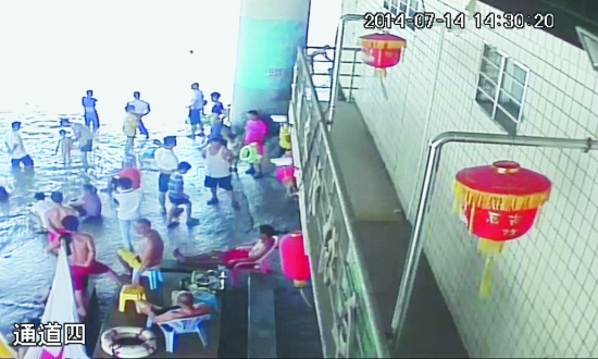 人已沉入水里不见了