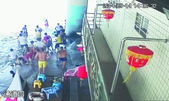 救援者跳水搜救