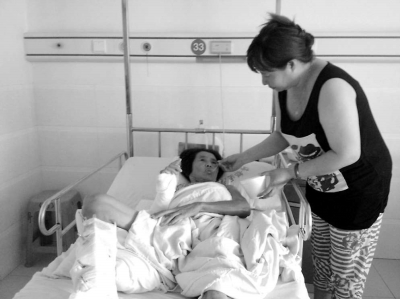 昨日,在海都医院,赵云在喂老人喝开水。