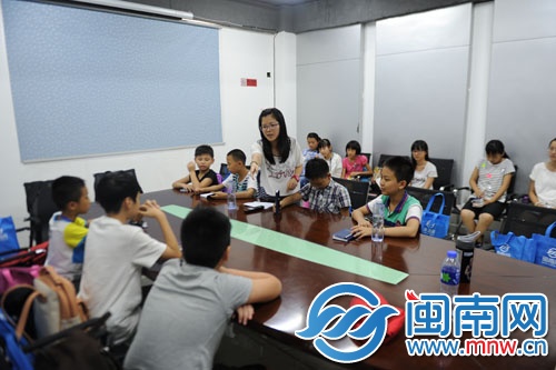 海都报首席记者陈丽娟教小记者模拟人物采访