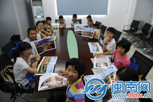 人手一本摄影画册,海都报摄影记者田米在教授摄影知识