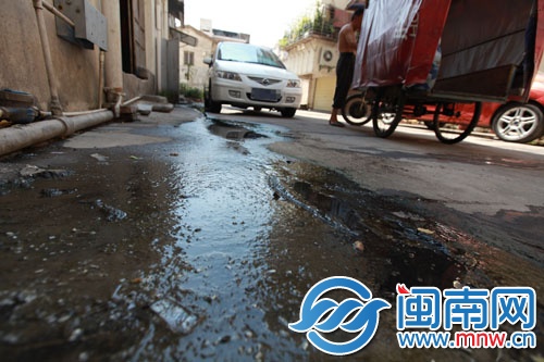 污水外溢,弄得路面湿漉漉的