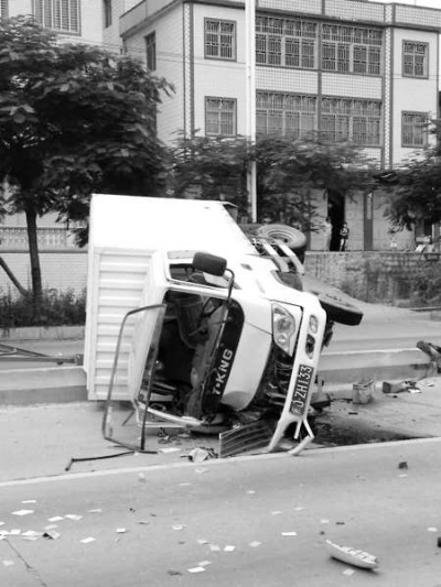 躲避摩托车 货车栽了个大跟头