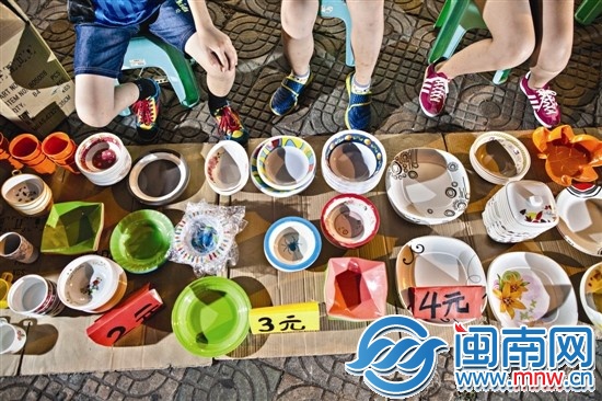 彩色餐具从进货、定价到摆摊,都是孩子们一手操办的