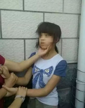 初中生扒内衣_初中生打架斗殴扒衣图