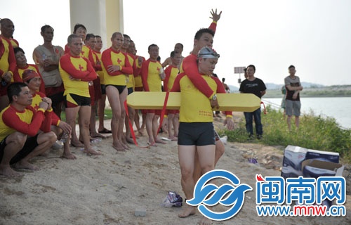 救生指导老师演示救生棒的使用方法