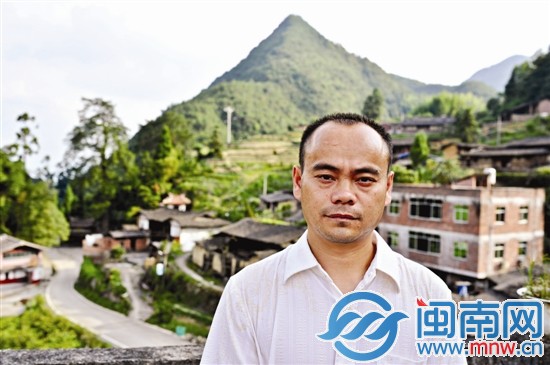 贾佑明在福中村