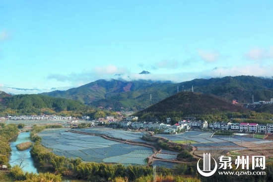 动车途经福建沿线风光秀丽