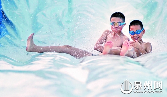 连日高温,市民纷纷用各种方法消暑。