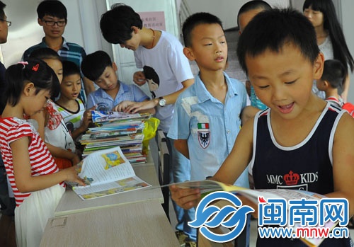 拿到感兴趣的书本,小朋友很兴奋地看起来