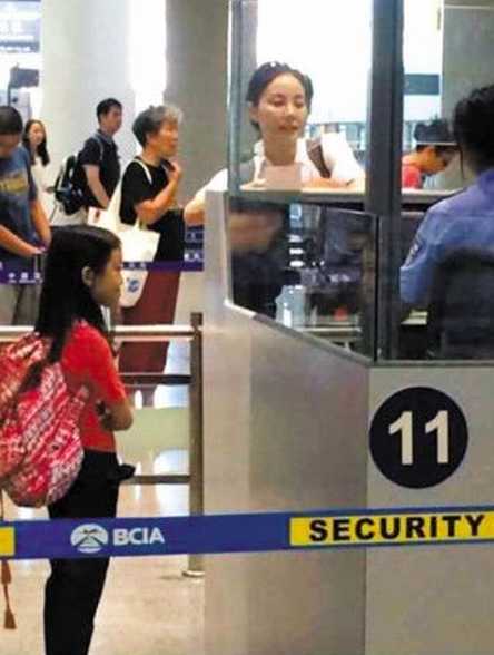 王菲晒夕阳海滩美景 小女儿李嫣疑似入镜欢乐