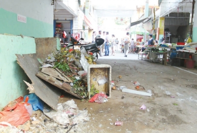 第二市场内垃圾乱扔现象较为突出。