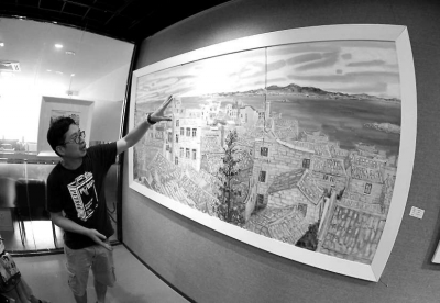 黄瑾毅向记者介绍《海岛渔村》。