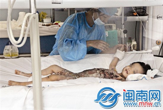 病房里，妈妈握着雨薇的手