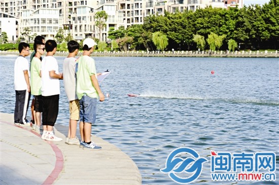 一名小选手努力操控，动力艇在水面溅起水花