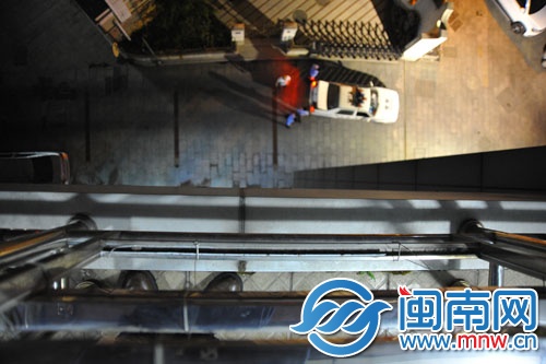 从五楼掉落的玻璃，砸中了楼下的行人