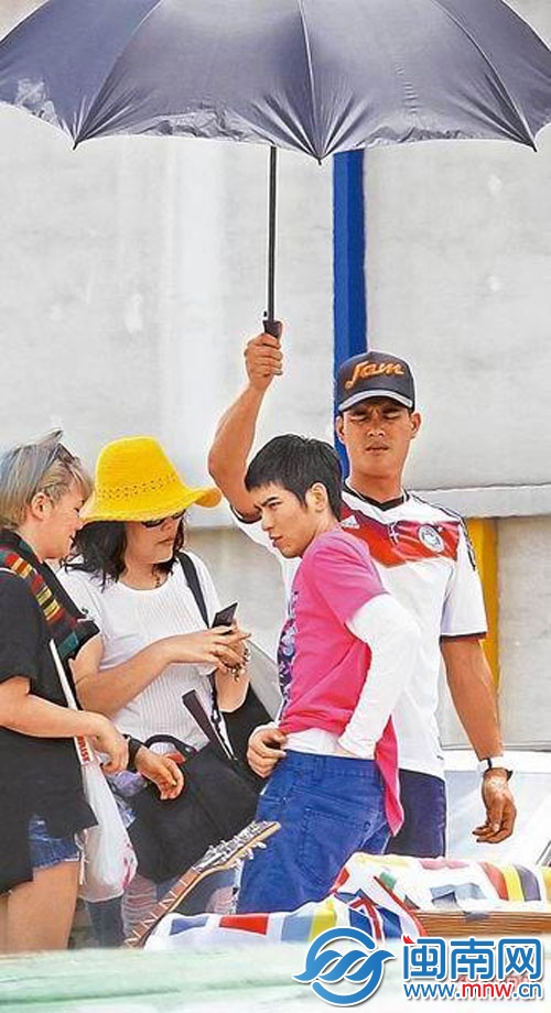 萧敬腾顶着炎炎烈日，拍了两个小时广告后中暑