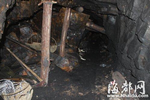 矿洞内一百多米处出现塌方，两名死者被压在大石下