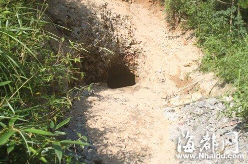 事发的小煤窑地处偏僻，洞口狭小
