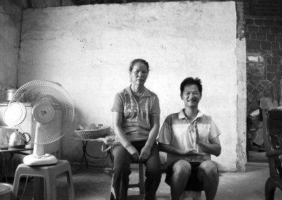 周秀凤和她儿子吴自力。