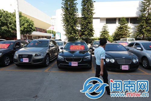 发还大会上，豪车云集