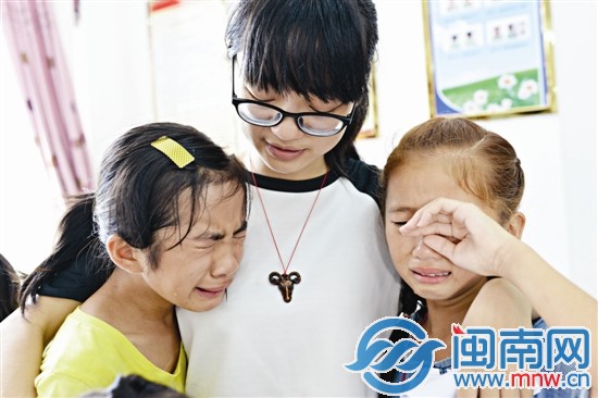 小朋友与志愿者谢帅花姐姐相拥而泣