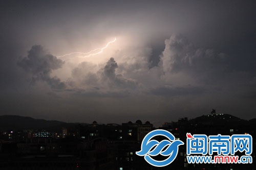 一道闪电划过，照亮天空