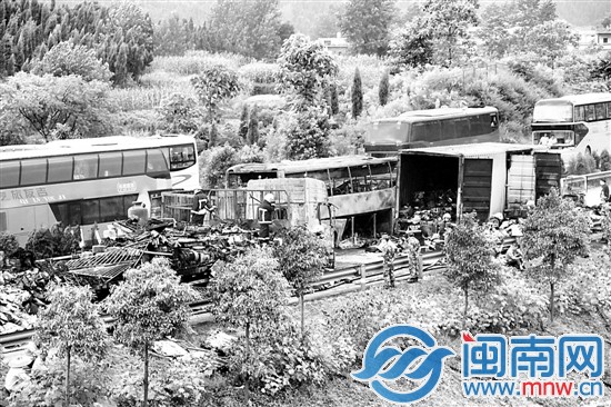小货车与一辆福建开往四川的大客车发生追尾后爆炸燃烧