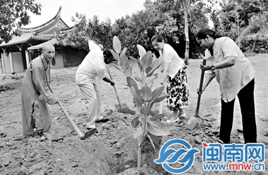 斯里兰卡驻华大使在少林寺种下菩提树