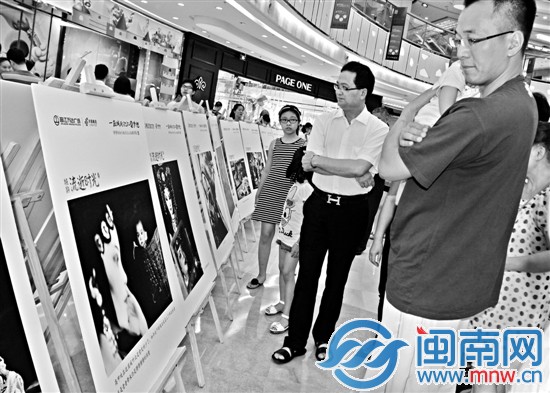 市民观看傅博的个人摄影展