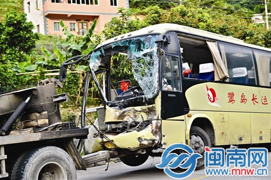 安溪往厦门中巴车车头严重凹陷