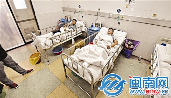 两位受轻伤的乘客在医院接受治疗