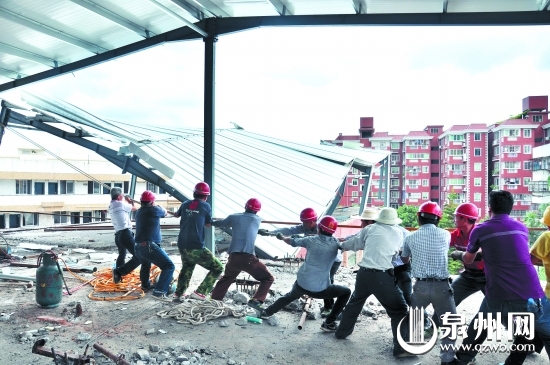 原映雪酒店楼顶违建1000平方米铁皮屋