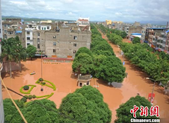 广西崇左市宁明县城遭洪水淹没 灾民缺食品和饮用水