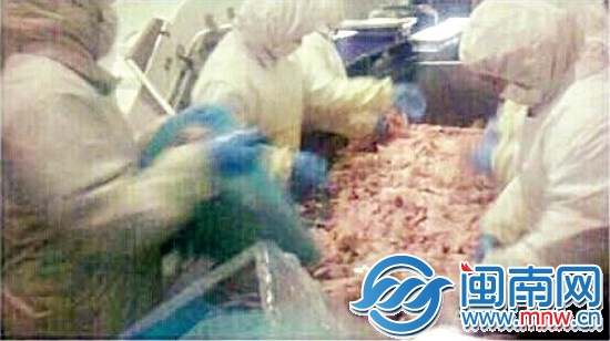 工人将过期原料倒入拆肉区工作台上（视频截图）