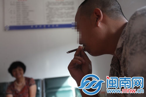 阿昆在社工和记者面前讲述他在佛昙与戒毒所之间的轮