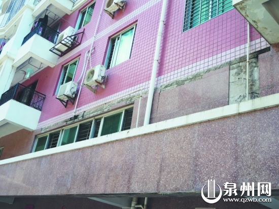明鑫中心小区墙上的泥块也掉落了