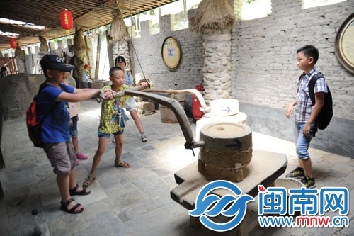 要让石磨转起来,用蛮力可不行