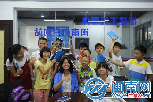 海都小记者与小作家邵韵兮(前排左三)在一起