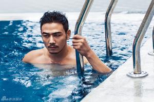 杨烁曝泳池湿身写真 健硕六块腹肌性感人鱼线野性男人魅力