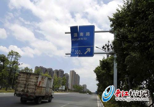 大型指路牌被过往车辆撞裂
