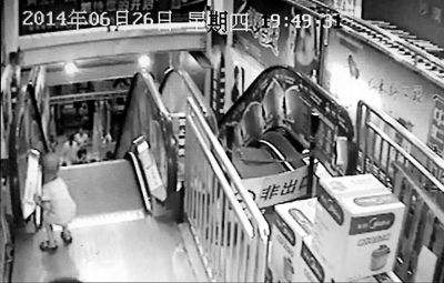 监控显示,白衣“熊孩子”按下电梯的紧急停止按钮。