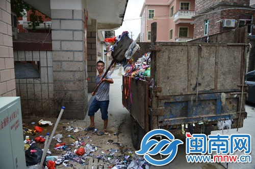小穆还在装运垃圾，再送到5公里外的中转站