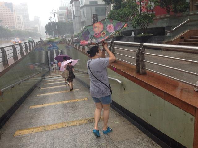 路人的伞被吹折