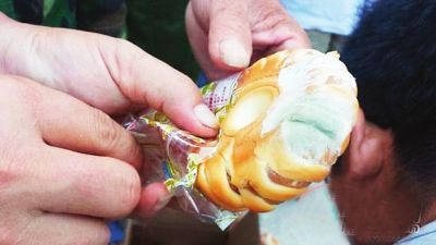 文昌灾区救灾物资中出现发霉面包