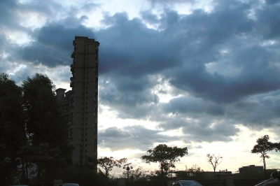台风来袭，风云突变。随着“麦德姆”的逼近，昨日傍