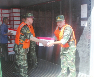 石井边防官兵帮台胞卸货