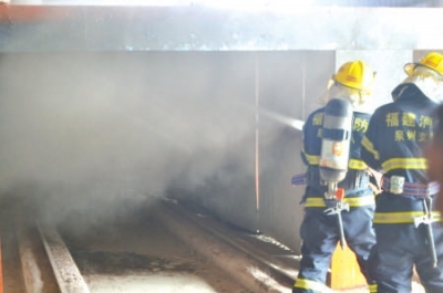 消防官兵凿开窑壁灭火