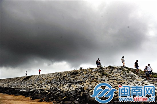 昨日15时20分，位于台风登陆点附近的福清沙埔镇上空