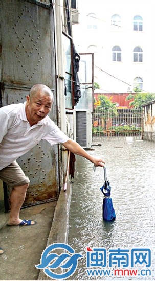 沉洲路，居民试探积水有多深